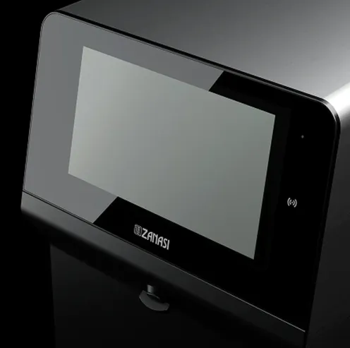 Dettaglio del display touch Zanasi su chassis nero