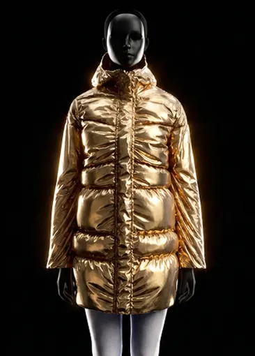 Piumino lungo Opificio Modenese in finitura metallizzata oro su manichino nero