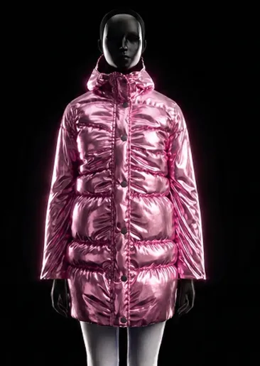 Piumino lungo Opificio Modenese in finitura metallizzata rosa su manichino nero