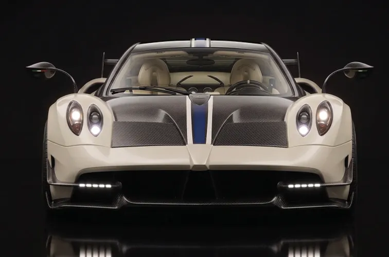 Vista frontale di una Pagani Huayra Roadster bianca con fari accesi